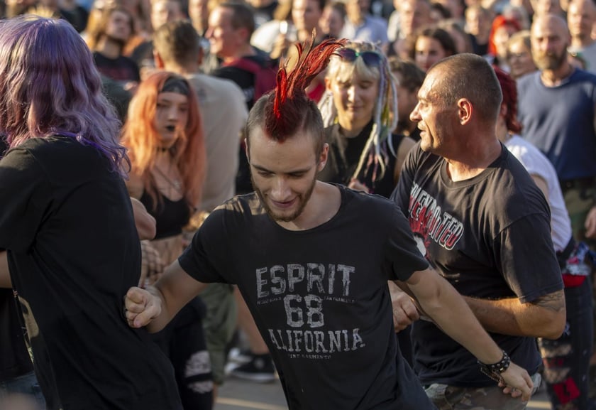 W Zajezdni przy ul. Grabiszyńskiej zagrały prawdziwe legendy punk rocka: LENIWIEC, KSU, DEZERTER. Gwiazdą wieczoru był THE EXPLOITED.