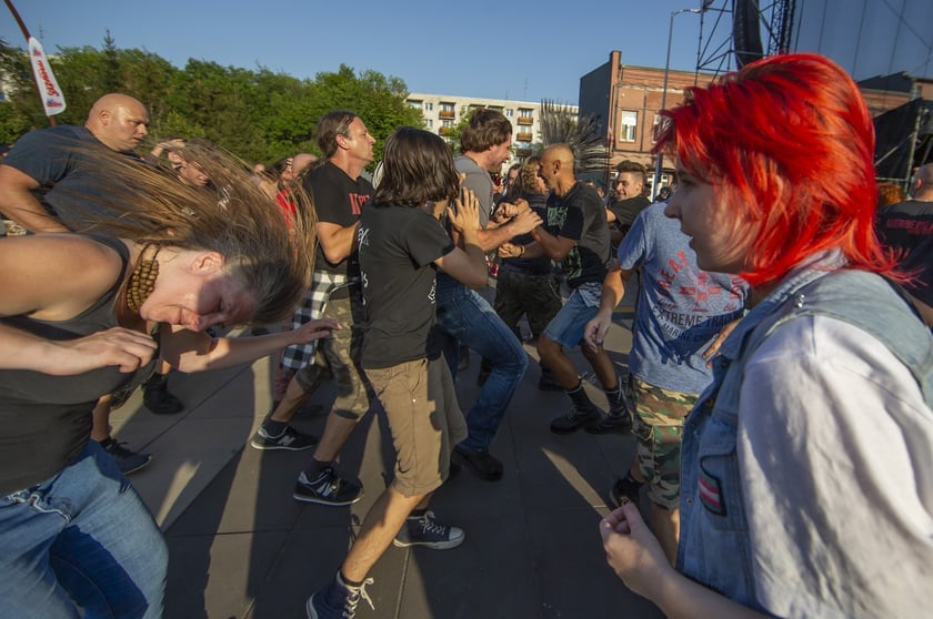 W Zajezdni przy ul. Grabiszyńskiej zagrały prawdziwe legendy punk rocka: LENIWIEC, KSU, DEZERTER. Gwiazdą wieczoru był THE EXPLOITED.