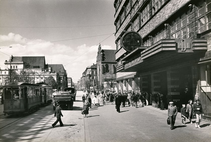 Wrocław, ul. Świdnicka przy PDT w kierunku Rynku (Stalingradzka, tramwaj, ciężarówki, piesi), 1955?