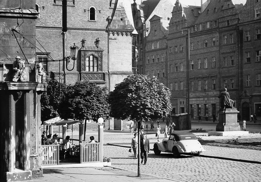 Wrocław, Rynek, widok na Ratusz i odbudowaną pierzeję południową sprzed restauracji Ratuszowej, 1956