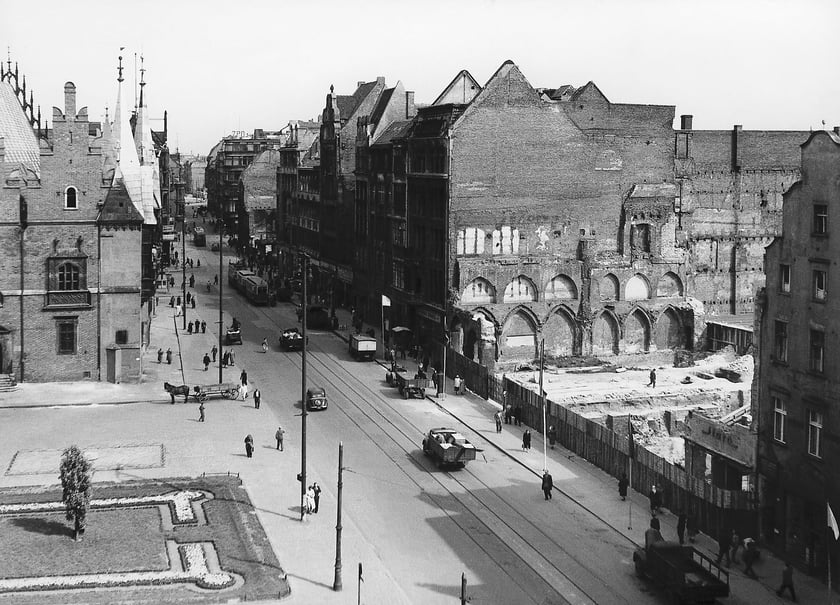 Wrocław, Rynek, pierzeja południowa z wyburzonymi ruinami kamienic,  trawnik, 1953