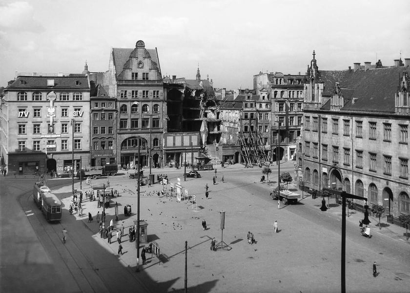 Wrocław, Widok na plac gołębi i pierzeję północną Rynku(z kilkoma kamienicami w ruinie pośrodku) 1953