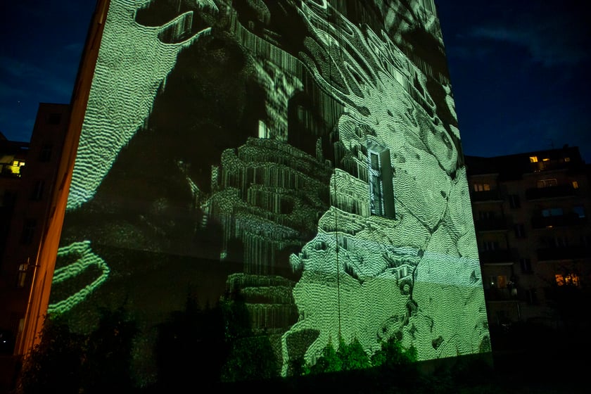 Ruchome murale można było zobaczyć w sobotę, 24 września. Na zdjęciu widać murale wyświetlane na ścianach kamienic