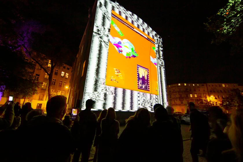 Ruchome murale można było zobaczyć w sobotę, 24 września. Na zdjęciu widać murale wyświetlane na ścianach kamienic