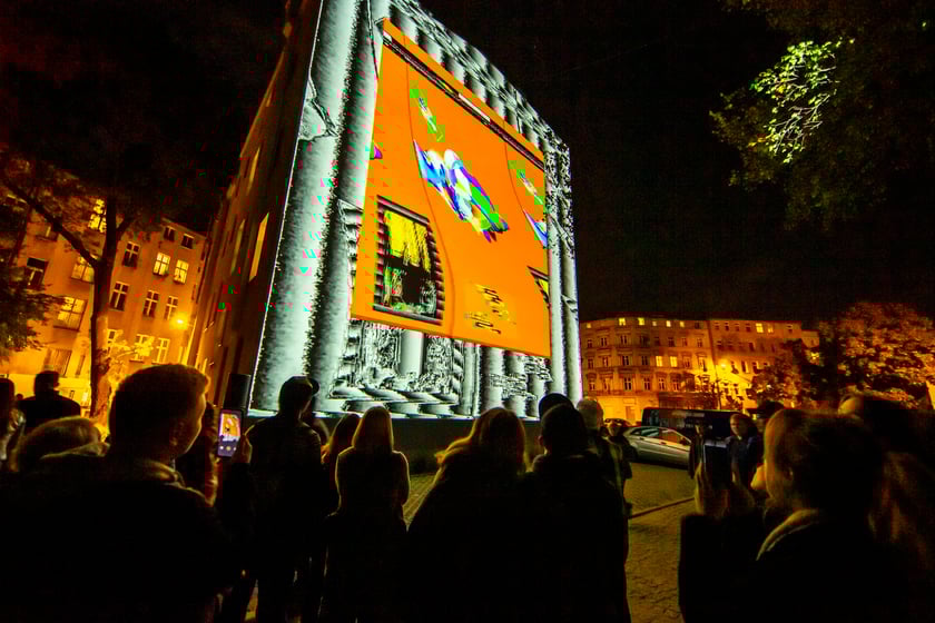 Ruchome murale można było zobaczyć w sobotę, 24 września. Na zdjęciu widać murale wyświetlane na ścianach kamienic