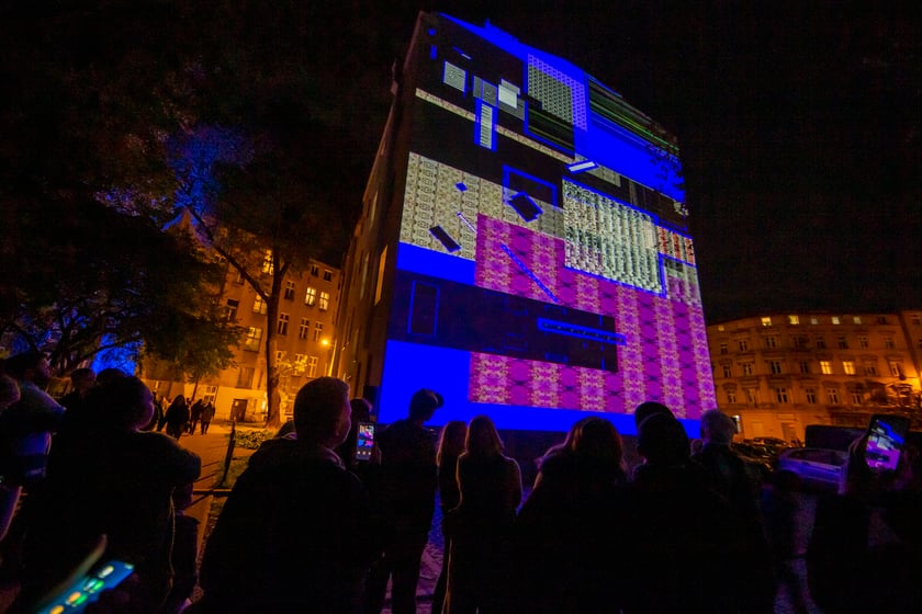Ruchome murale można było zobaczyć w sobotę, 24 września. Na zdjęciu widać murale wyświetlane na ścianach kamienic