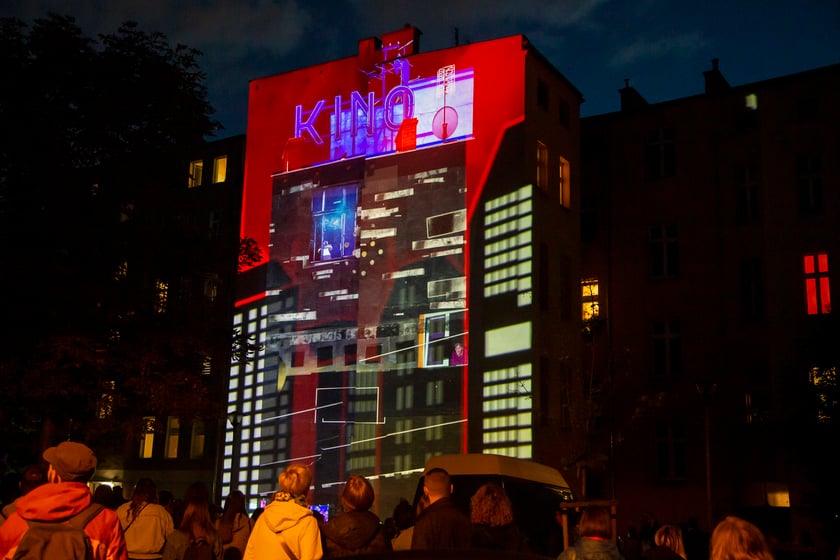 Ruchome murale można było zobaczyć w sobotę, 24 września. Na zdjęciu widać murale wyświetlane na ścianach kamienic