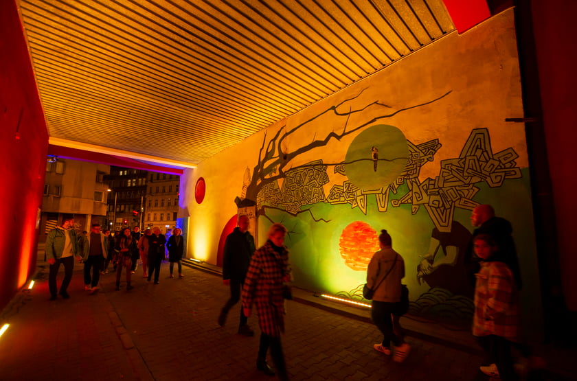 Ruchome murale można było zobaczyć w sobotę, 24 września. Na zdjęciu widać murale wyświetlane na ścianach kamienic