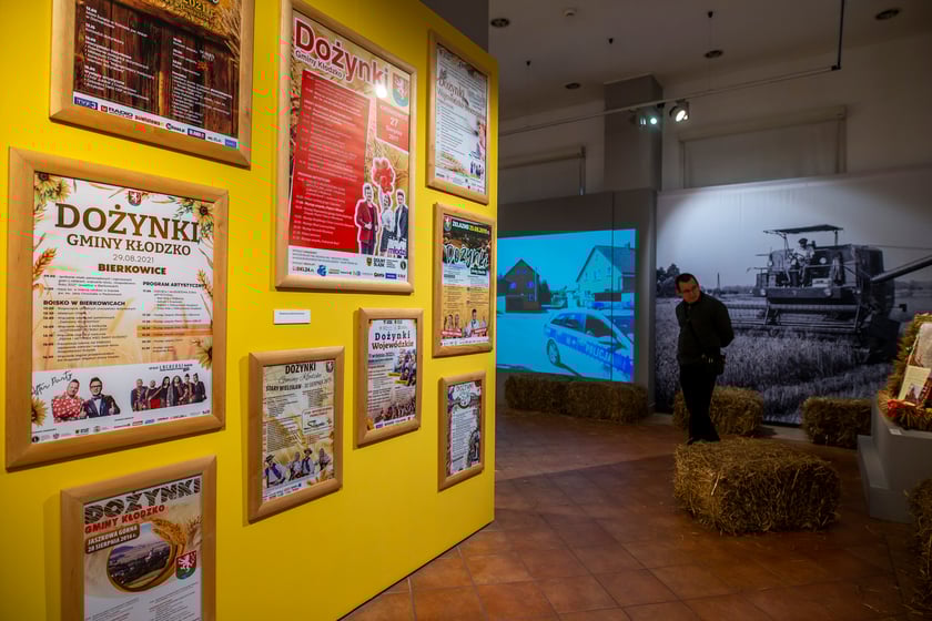 Wystawa ?Dożynki. Sprawa społeczna? w Muzeum Etnograficznym ? afisze dożynkowe