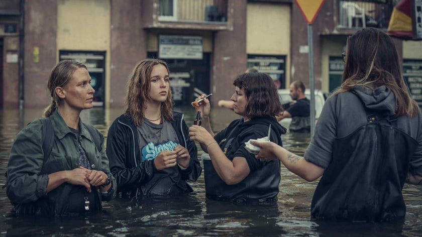 ?Wielka woda? ? Agnieszka Żulewska i Blanka Kot na planie w kąpielisku w Srebrnej Górze, w którym odtworzono Przedmieście Oławskie