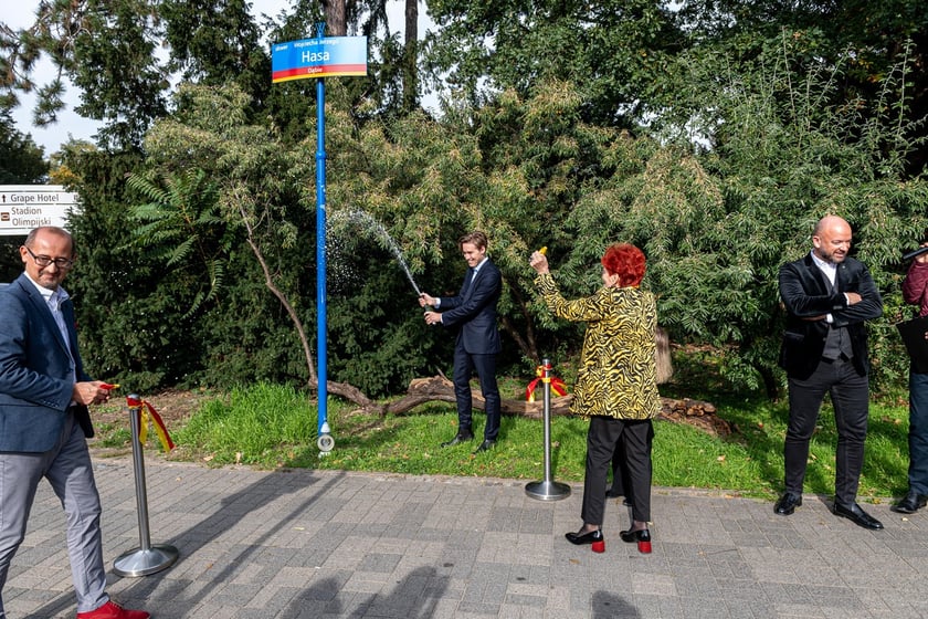Skwer  Wojciecha Jerzego Hasa, znanego polskiego reżysera, został odsłonięty tuż obok budynku Centrum Technologii Audiowizualnych