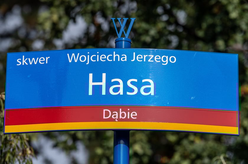Skwer  Wojciecha Jerzego Hasa, znanego polskiego reżysera, został odsłonięty tuż obok budynku Centrum Technologii Audiowizualnych