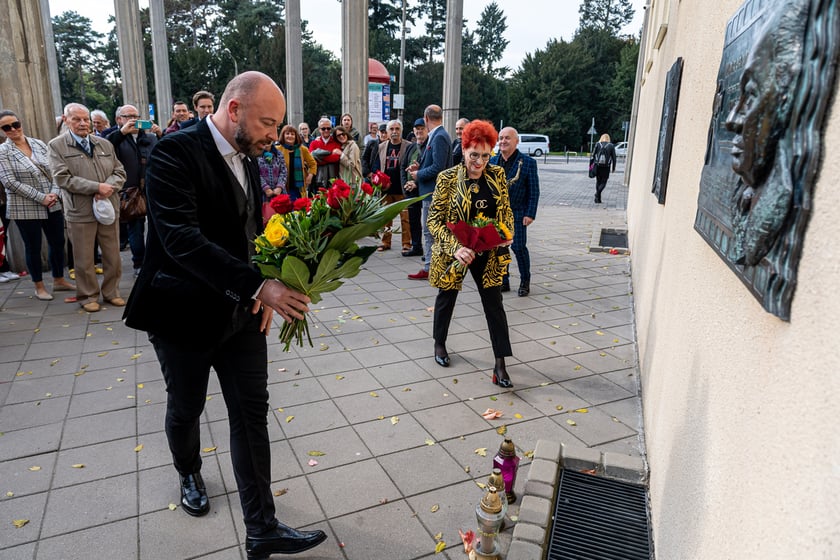 Skwer  Wojciecha Jerzego Hasa, znanego polskiego reżysera, został odsłonięty tuż obok budynku Centrum Technologii Audiowizualnych