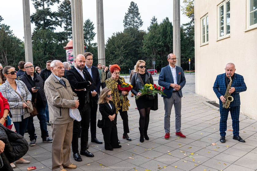 Skwer  Wojciecha Jerzego Hasa, znanego polskiego reżysera, został odsłonięty tuż obok budynku Centrum Technologii Audiowizualnych