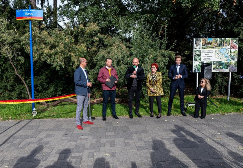 Skwer  Wojciecha Jerzego Hasa, znanego polskiego reżysera, został odsłonięty tuż obok budynku Centrum Technologii Audiowizualnych