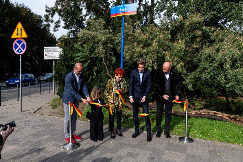 Skwer  Wojciecha Jerzego Hasa, znanego polskiego reżysera, został odsłonięty tuż obok budynku Centrum Technologii Audiowizualnych