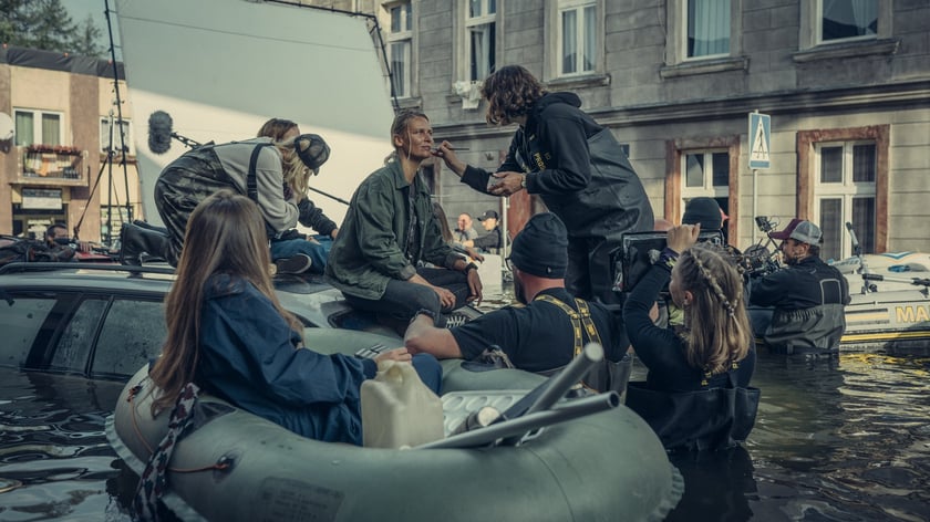 kadry z serialu ?Wielka woda? Netflixa