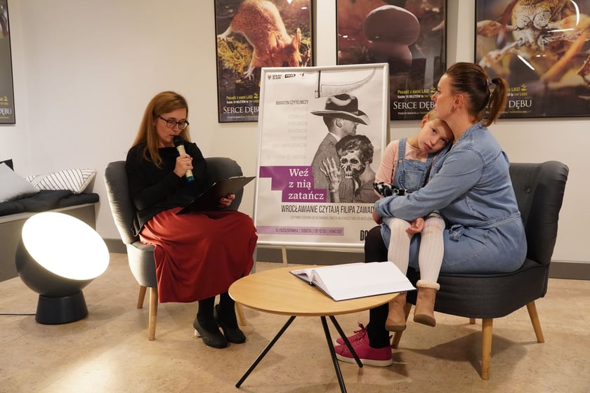 Na zdjęciu wrocławianie, którzy wzięli udział w maratonie czytelniczym 2022 we Wrocławiu