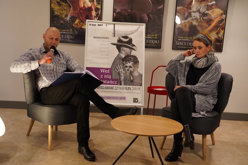 Na zdjęciu wrocławianie, którzy wzięli udział w maratonie czytelniczym 2022 we Wrocławiu