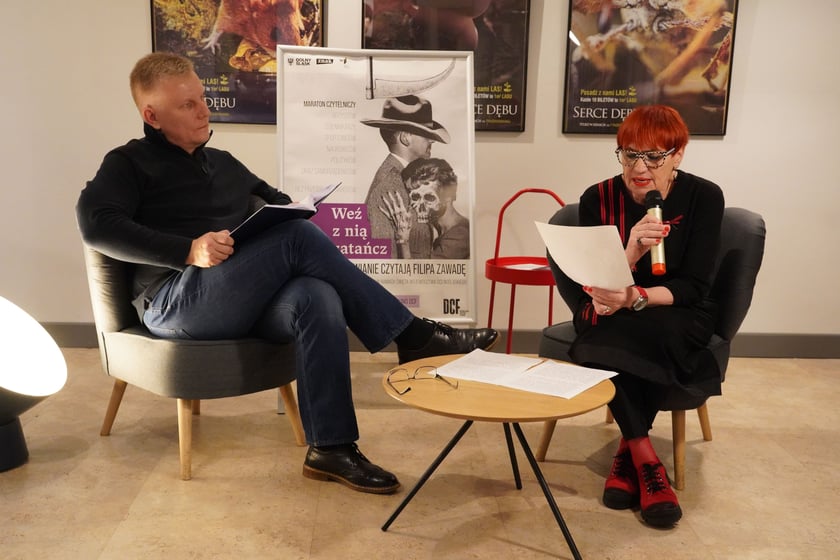 Na zdjęciu wrocławianie, którzy wzięli udział w maratonie czytelniczym 2022 we Wrocławiu