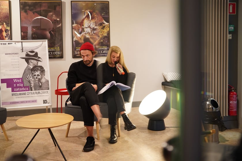 Na zdjęciu wrocławianie, którzy wzięli udział w maratonie czytelniczym 2022 we Wrocławiu