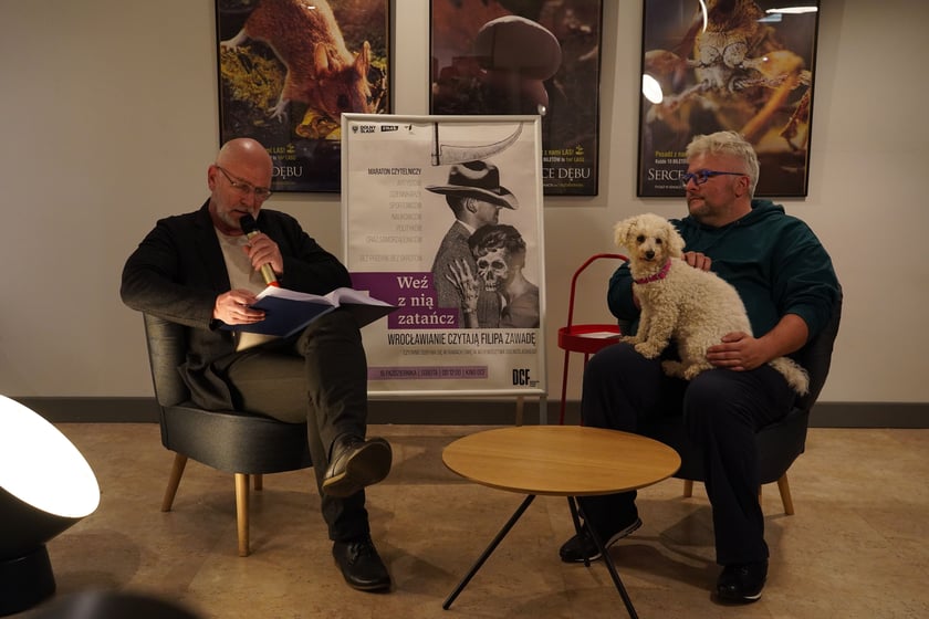 Na zdjęciu wrocławianie, którzy wzięli udział w maratonie czytelniczym 2022 we Wrocławiu