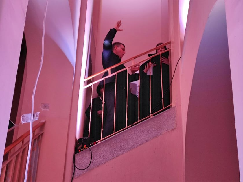 Pierwszą część OVERTONE uczestnicy koncertu wysłuchali na klimatycznej klatce schodowej szpitala