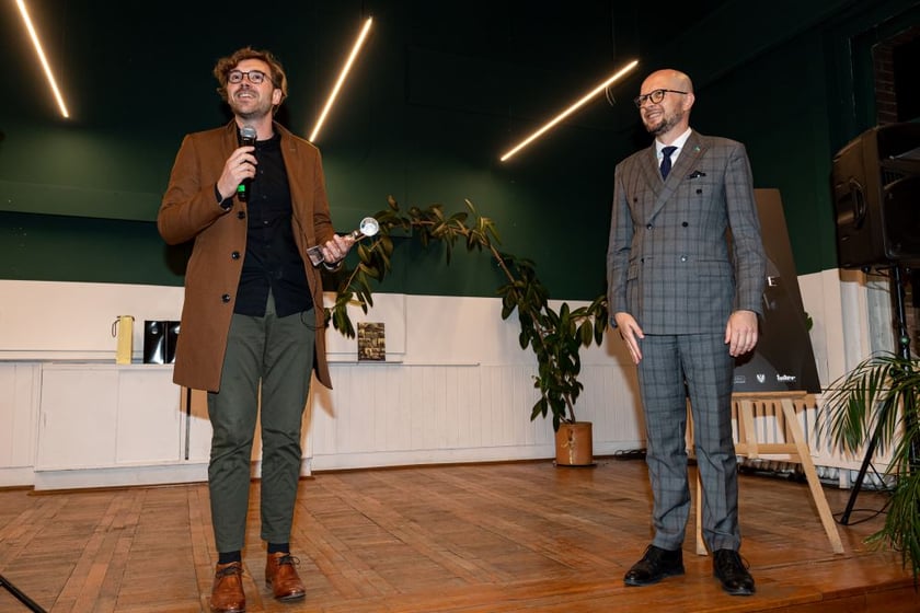 Holenderski performer z Super Diamentem Wrocławia, wręczonym przez wiceprezydenta miasta Jakuba Mazura