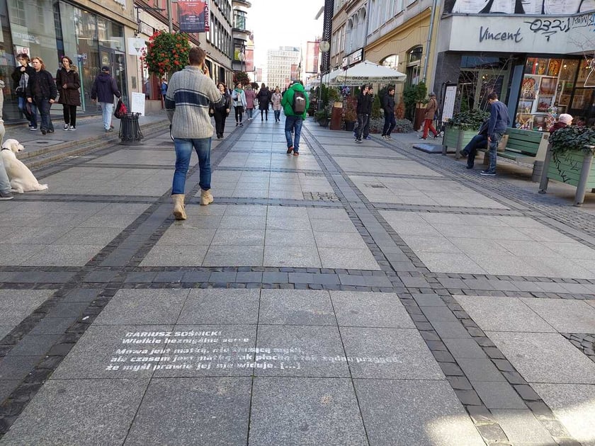 Na zdjęciu fragment wiersza napisany na ulicy