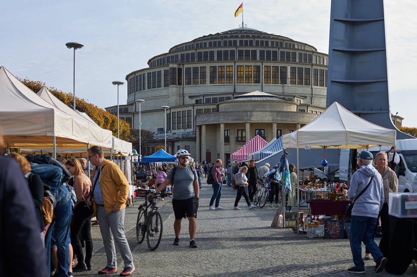 Giełda staroci we Wrocławiu, koło Hali Stulecia