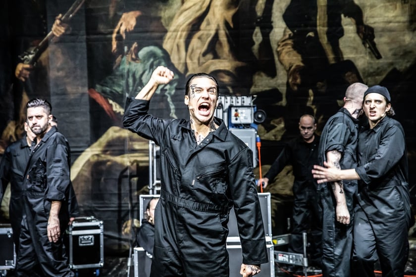 Na zdjęciu scena ze spektaklu "Marat/Sade" we Wrocławskim Teatrze Współczesnym