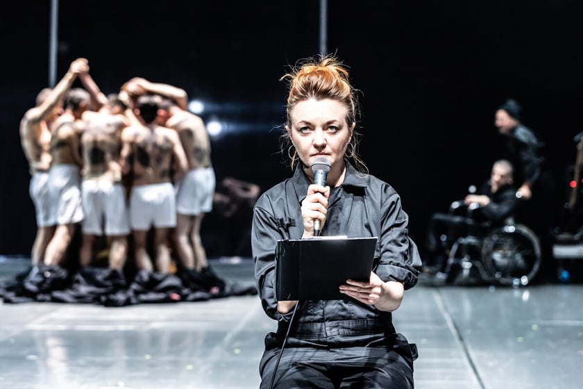 Na zdjęciu scena ze spektaklu "Marat/Sade" we Wrocławskim Teatrze Współczesnym