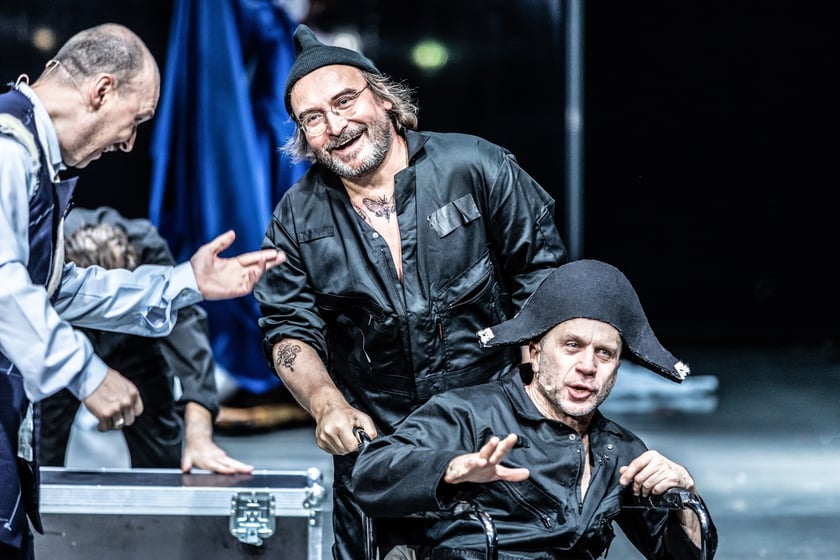 Na zdjęciu scena ze spektaklu "Marat/Sade" we Wrocławskim Teatrze Współczesnym