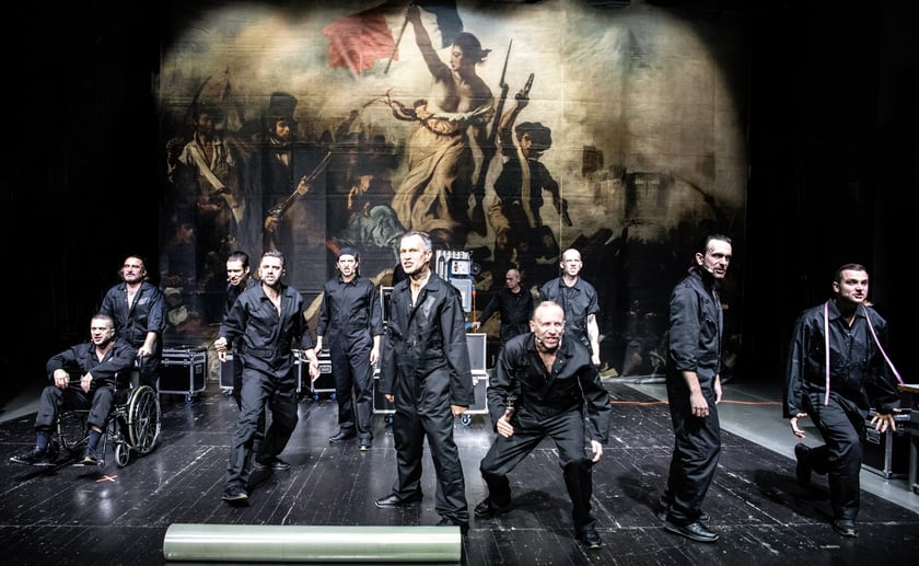 Na zdjęciu scena ze spektaklu "Marat/Sade" we Wrocławskim Teatrze Współczesnym