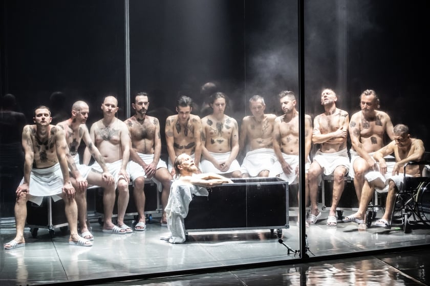 Na zdjęciu scena ze spektaklu "Marat/Sade" we Wrocławskim Teatrze Współczesnym