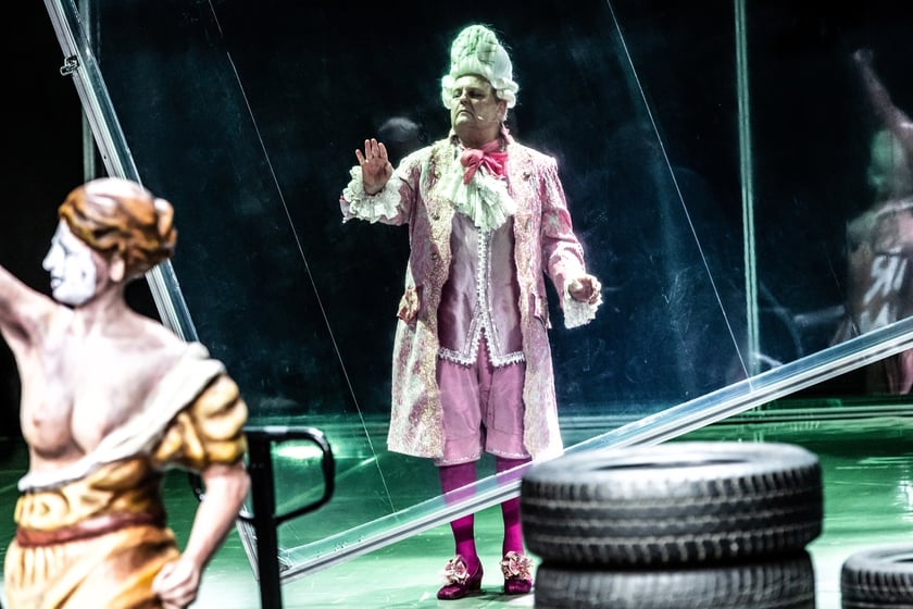 Na zdjęciu scena ze spektaklu "Marat/Sade" we Wrocławskim Teatrze Współczesnym
