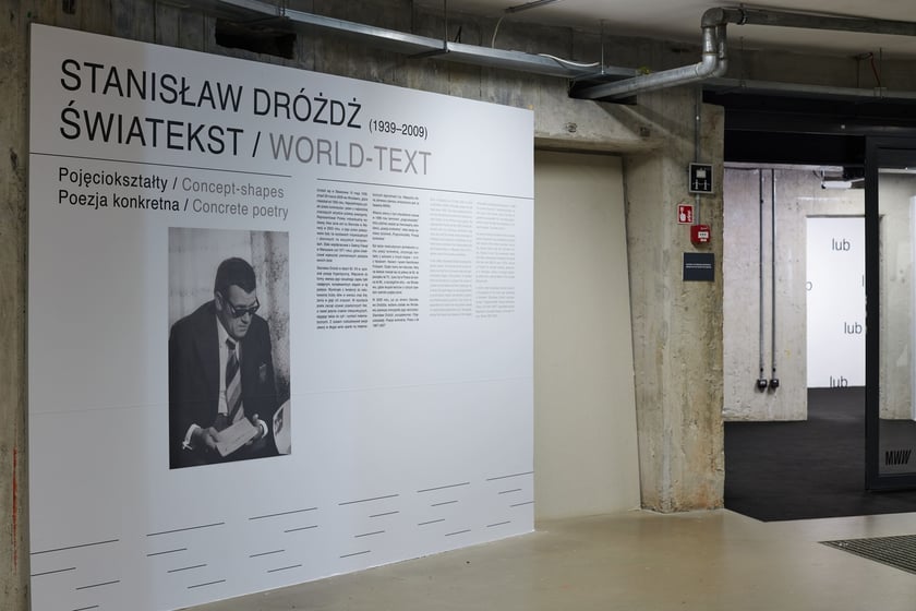 Biogram Stanisława Dróżdża przy wejściu na wystawę w Muzeum Współczesnym Wrocław