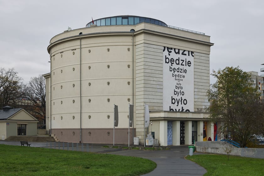 Stanisław Dróżdż ? ?było jest będzie? na fasadzie Muzeum Współczesnego Wrocław