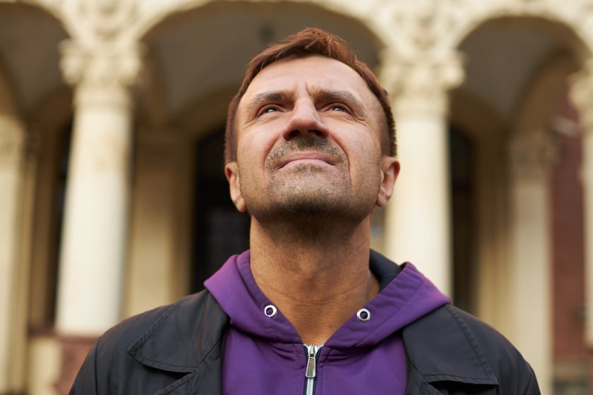 Paweł Piotrowicz przed Pałacykiem