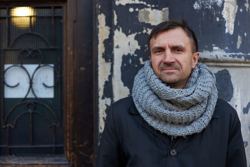 Paweł Piotrowicz przed Pałacykiem