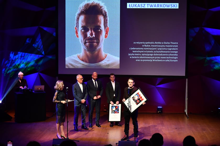 Łukasz Twarkowski z Wrocławską Nagrodą Artystyczną 2022 w kategorii teatr