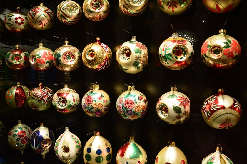 Ręcznie malowane bombki z Muzeum Bombki w Miliczu, motywy kwiatowe