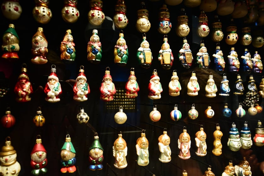 Bombki z Muzeum Bombki w Miliczu w różnych kształtach: bałwana, grajków, krasnali, aniołków