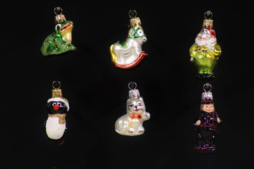 Bombki figuratywne z Muzeum Bombki w Miliczu: żaba, koń, krasnal, pingwin, kot i kominiarczyk