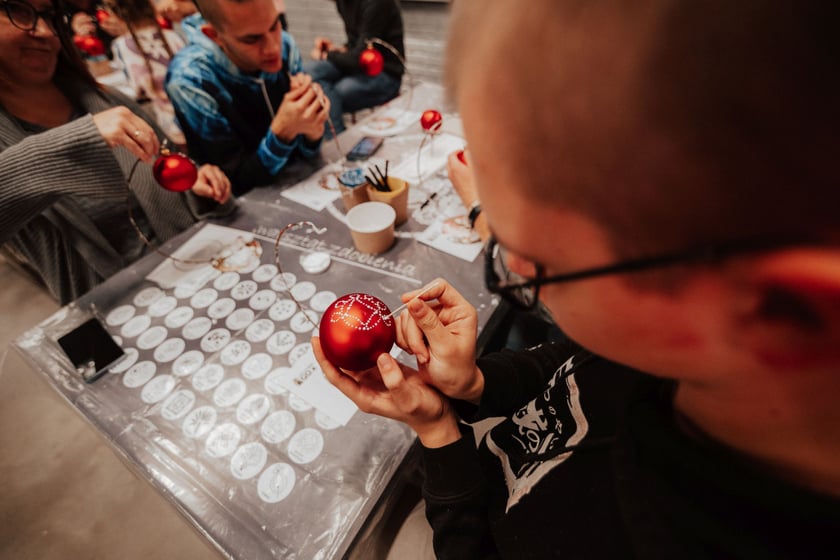 Dolnośląskie bombki wykonywane podczas warsztatów w Muzeum Bombki w Miliczu