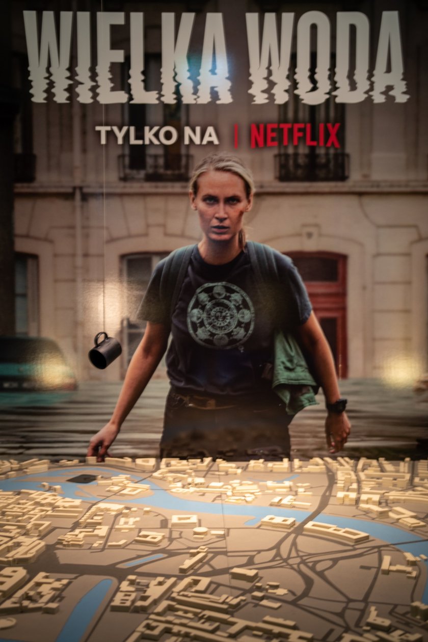 makieta z serialu "Wielka woda" w Hydropolis, w tle plakat z Agnieszką Żulewską