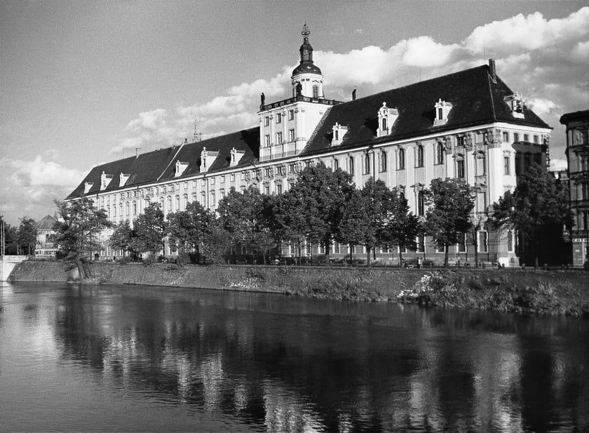 Gmach Uniwersytetu Wrocławskiego nad Odrą, 1957