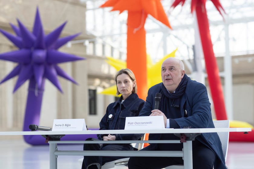 Iwona Dorota Bigos, kierowniczka Pawilonu Czterech Kopuł i Piotr Oszczanowski, dyrektor Muzeum Narodowego we Wrocławiu na tle pracy Ottona Piene &bdquo;Długie gwiazdy&rdquo;, 2014