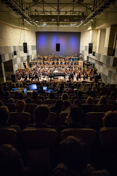 Na zdjęciu publiczność słuchająca koncertu i scena w dawnej Filharmonii Wrocławskiej