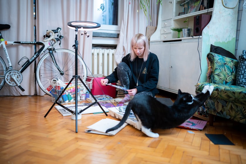 Ula Jagielnicka w swoim mieszkaniu-pracowni